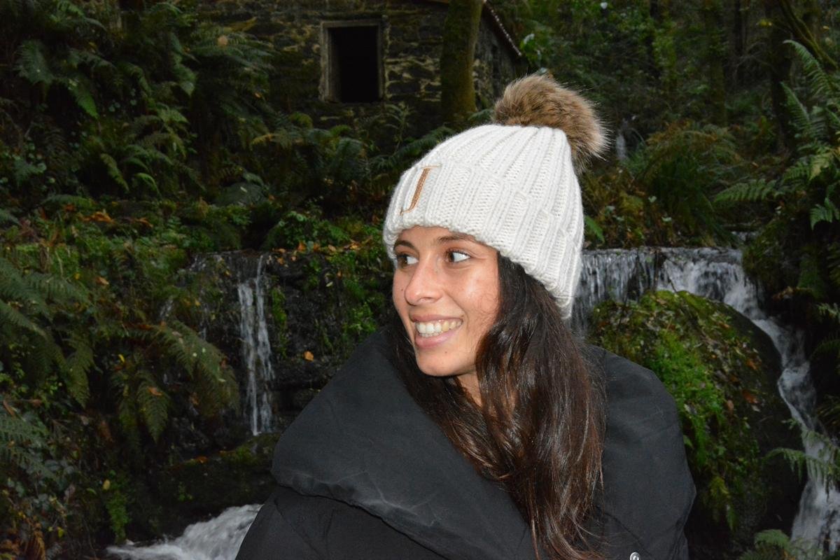 GORRO ADULTO CON POMPÓN DE PELO SINTÉTICO EXTRAIBLE COLOR BEIG DETALLE 4.jpg