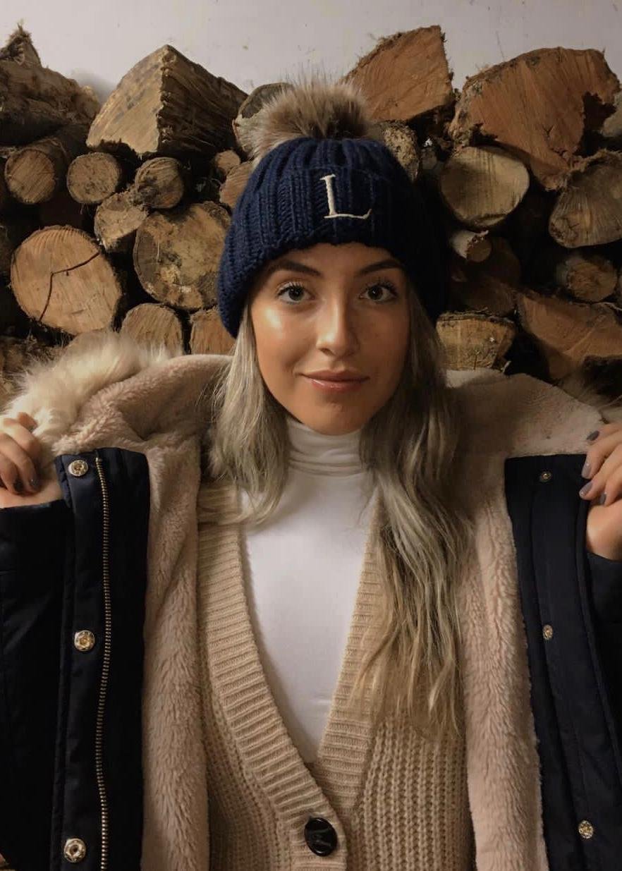 GORRO POMPÓN MARINO INICIAL PERSONALIZADA (1).jpeg