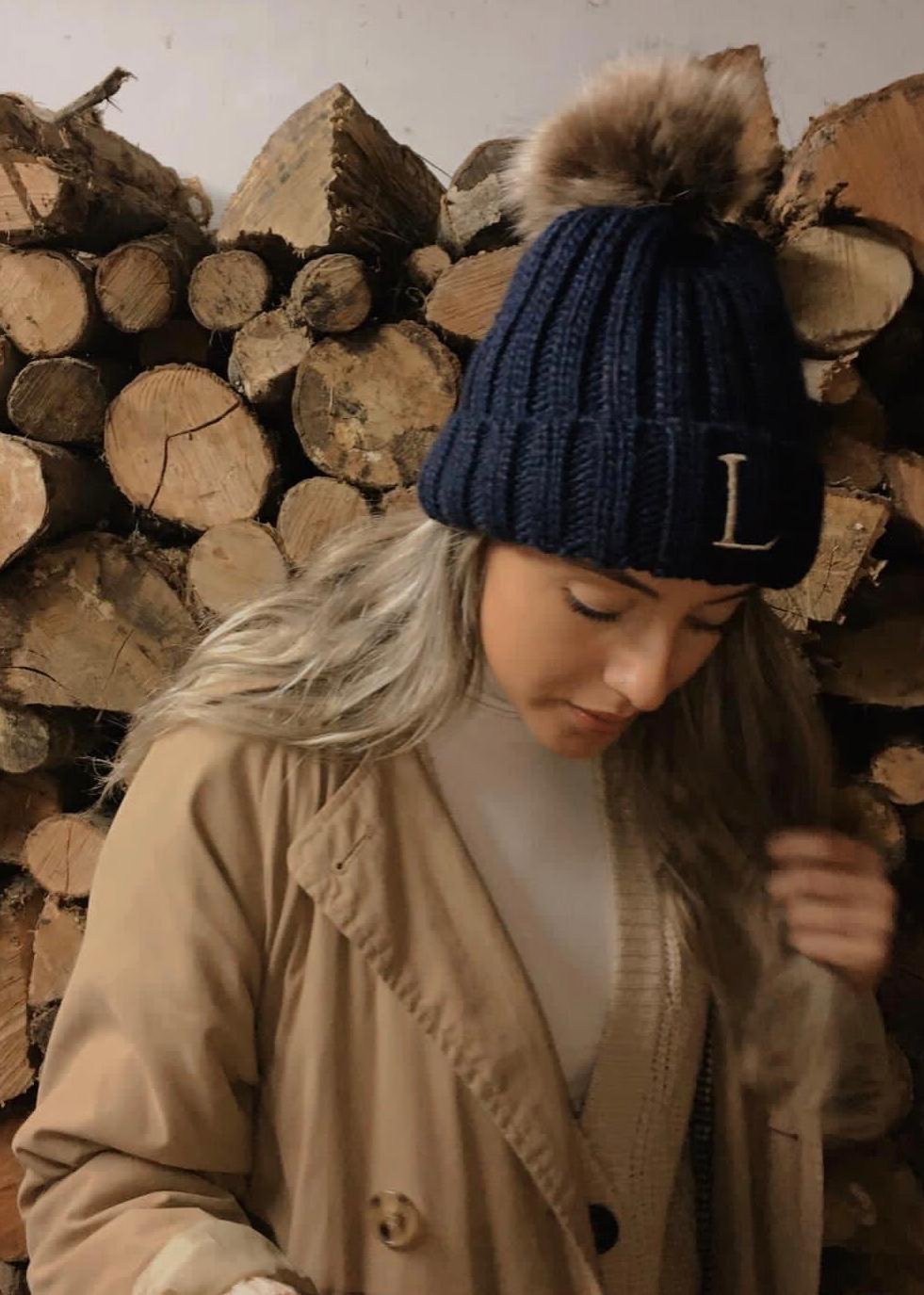 GORRO POMPÓN MARINO INICIAL PERSONALIZADA (2).jpeg