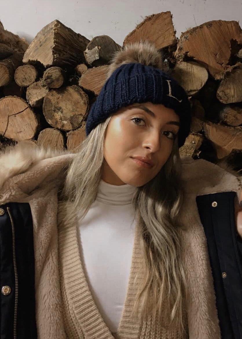 GORRO POMPÓN MARINO INICIAL PERSONALIZADA (3).jpeg