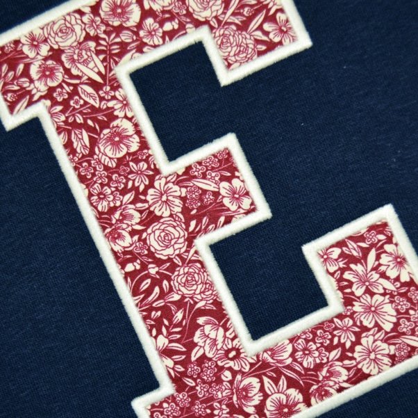 Floral granate (sudadera azul marino borde blanco)