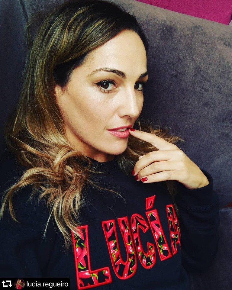 LUCÍA REGUEIRO SUDADERA NEGRA.jpg