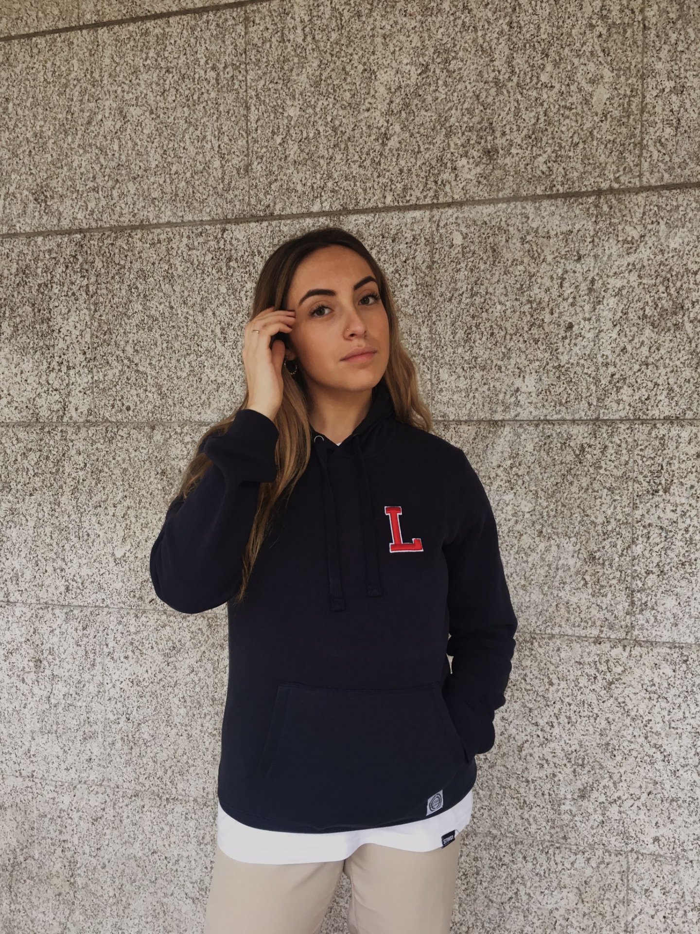 SESION LUCIA SUDADERA MARINO INICIAL RELIEVE (3).jpg