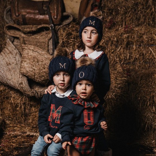 Gorro Infantil con pompón de pelo sintético color azul marno - inicial bordada [2]