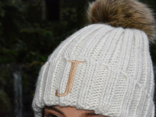 Gorro Junior con pompón de pelo sintético color beige - inicial bordada [3]