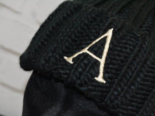 Gorro Adulto con pompón de pelo sintético extraíble color negro - inicial bordada [2]