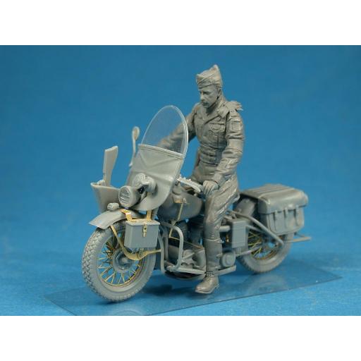 1/35 U.S. Military Policeman w/ Motorcycle [1]