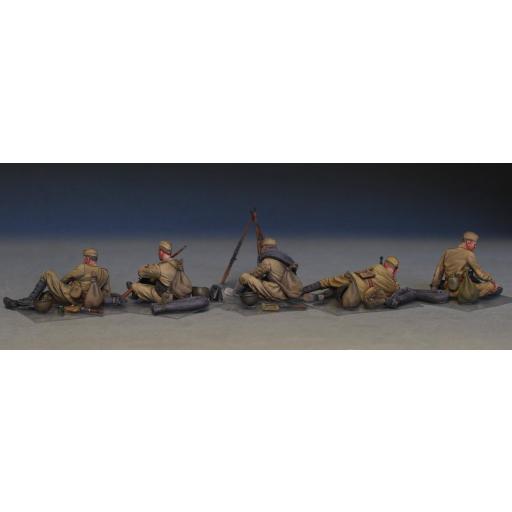 1/35 Soldados Soviéticos descansando [3]