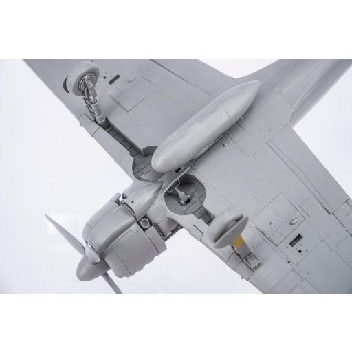 1/35 A6M2 Zero Fighter w/interior & weapons [5]