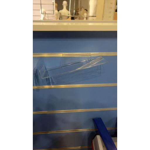 Soporte acrílico inclinado para zapatillas [2]