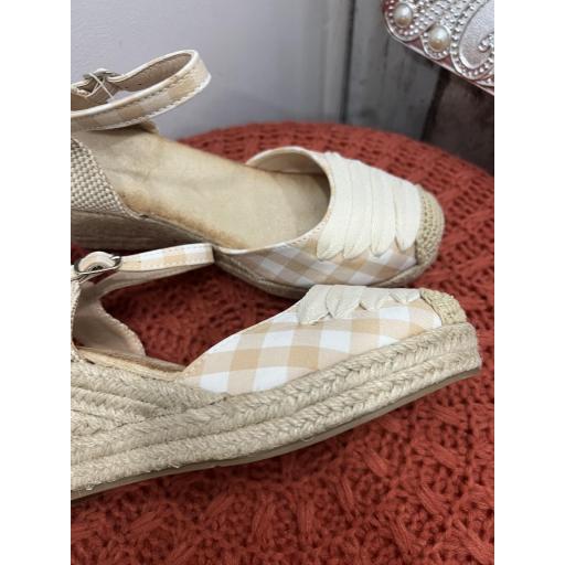 Sandalias altas beige  [2]