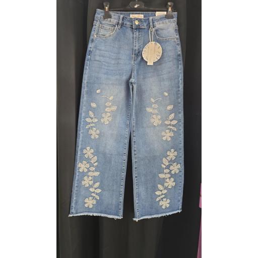 Vaquero azul bordado flores  