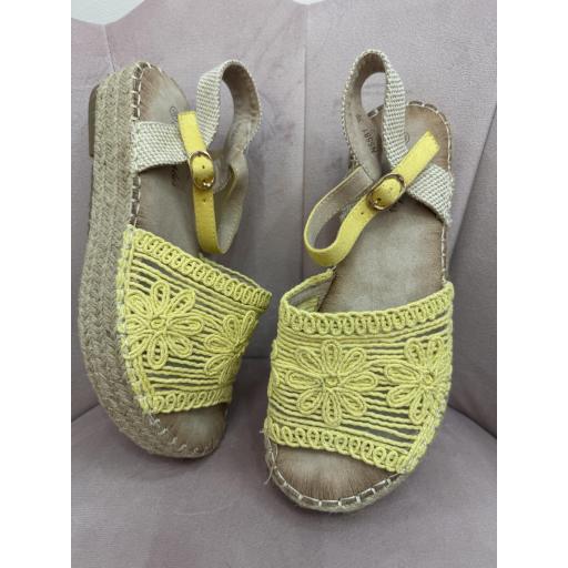 Sandalias amarillas  [2]