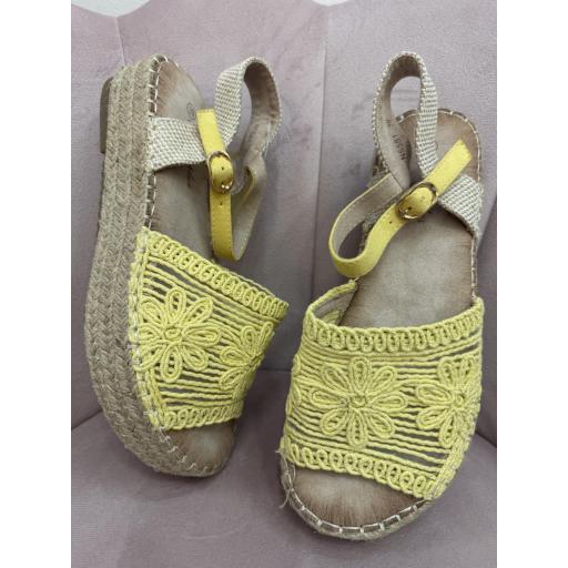 Sandalias amarillas  [1]