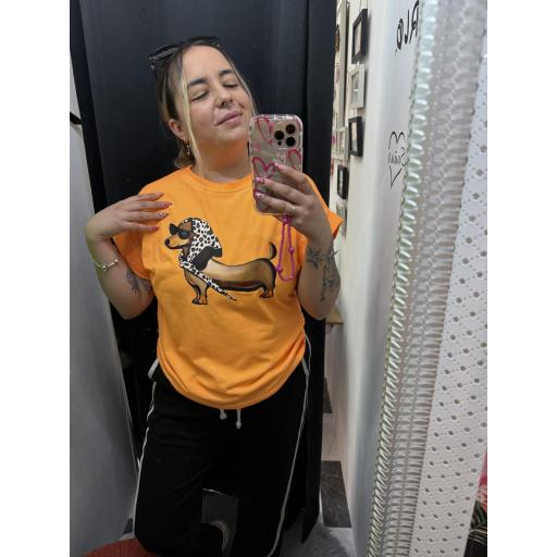 Camiseta perro salchicha naranja flúor 