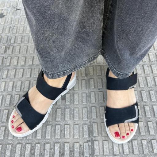 Sandalia negra plataforma con velcro [1]