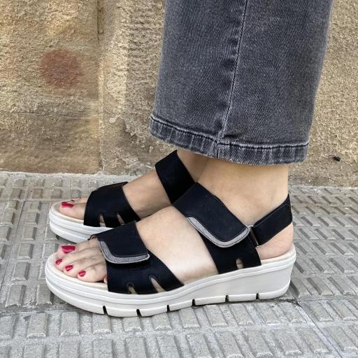 Sandalia negra plataforma con velcro [0]