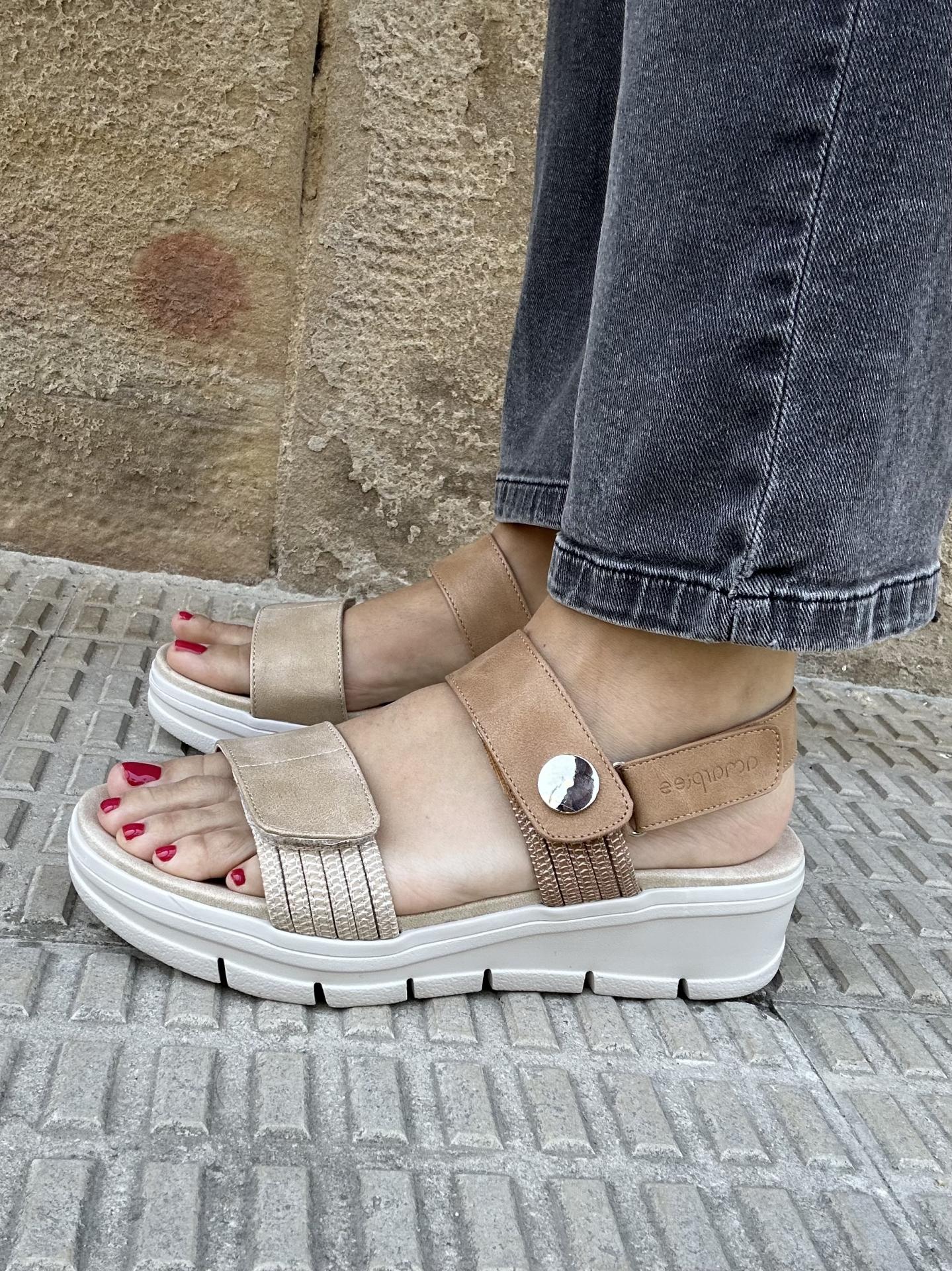 Sandalia camel plataforma con velcro