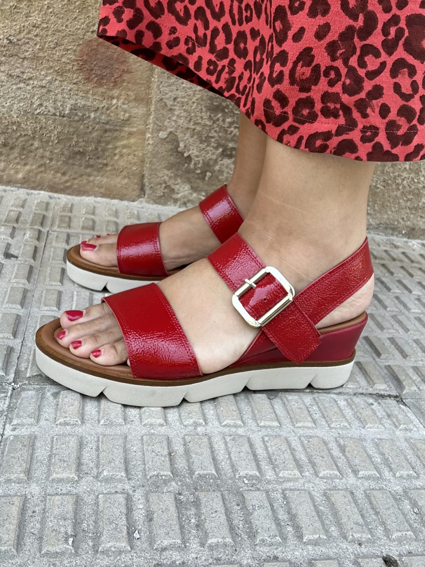 Sandalia roja hebilla