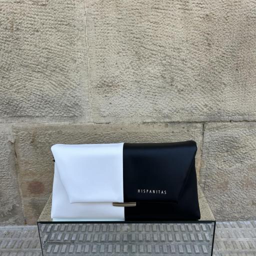 Bolso mano blanco y negro