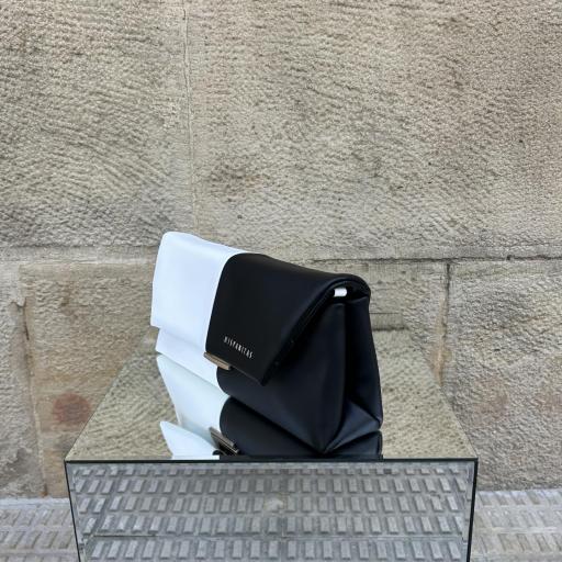 Bolso mano blanco y negro [1]