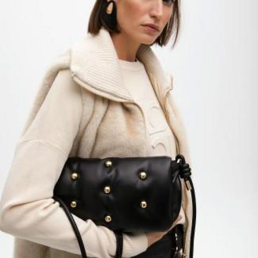 Bandolera acolchada con tachas [1]