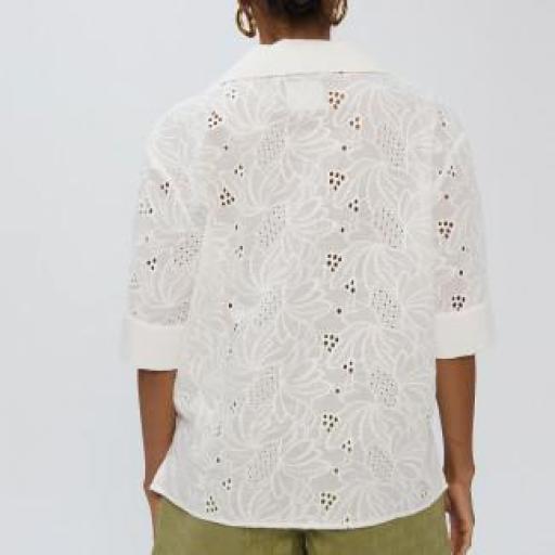 Camisa polo bordada blanca [2]