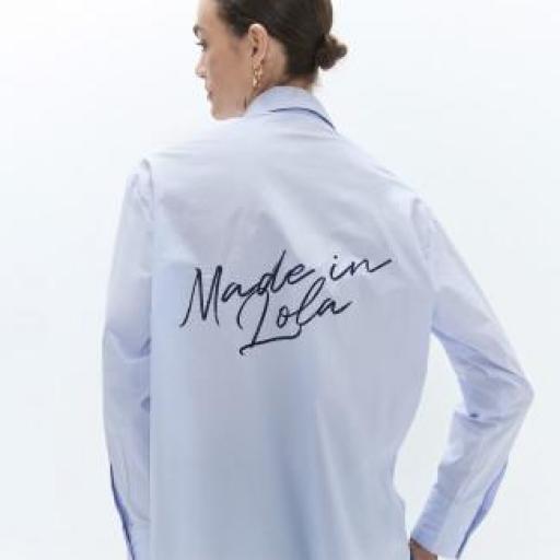 Camisa azul con bordados y parches [2]