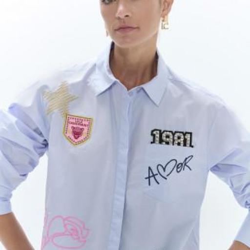 Camisa azul con bordados y parches