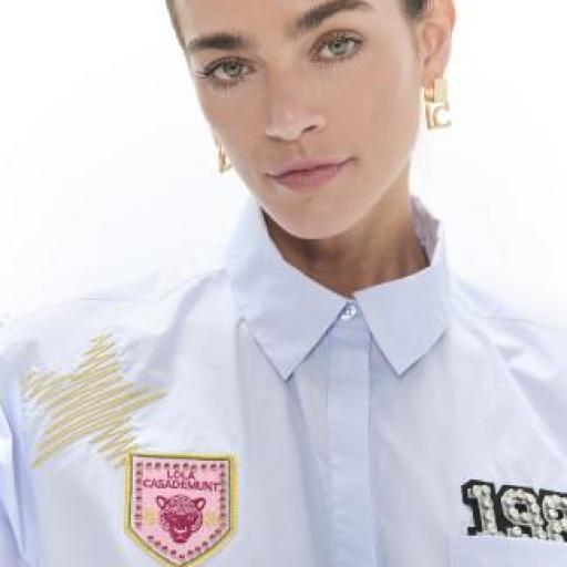 Camisa azul con bordados y parches [1]