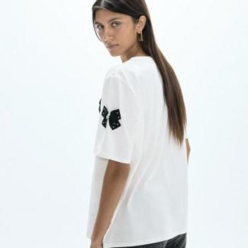 Camiseta blanca con lazos [1]