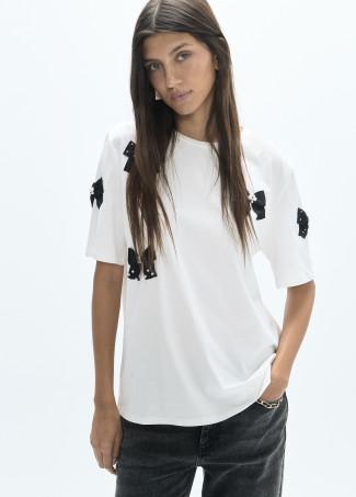 Camiseta blanca con lazos