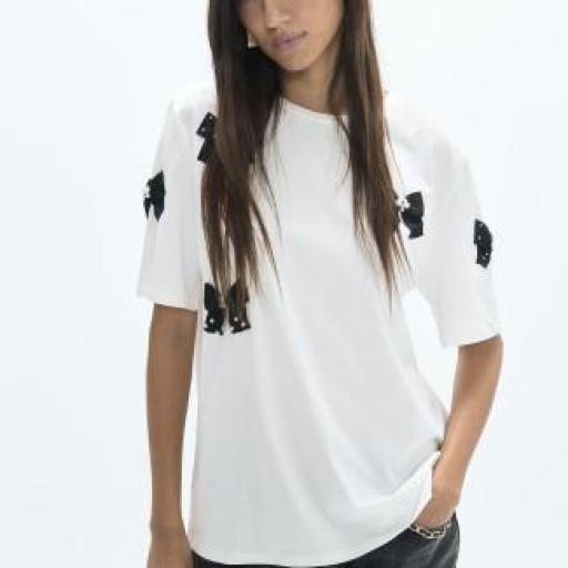 Camiseta blanca con lazos