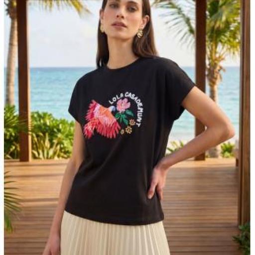 Camiseta negra abalorios plumas [1]