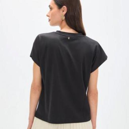 Camiseta negra abalorios plumas [2]