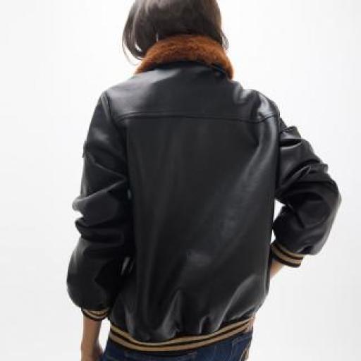 Chaqueta negra bolsillos y parches [2]