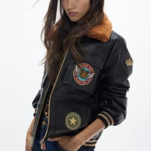 Chaqueta negra bolsillos y parches [0]