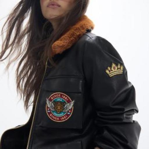 Chaqueta negra bolsillos y parches [1]