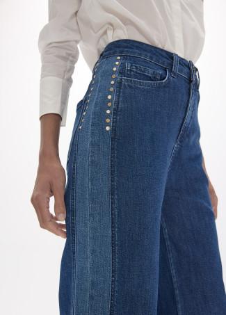 Denim azul con tachas en los laterales