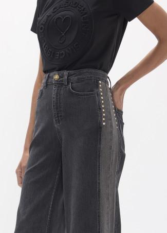 Denim negro con tachas en los laterales