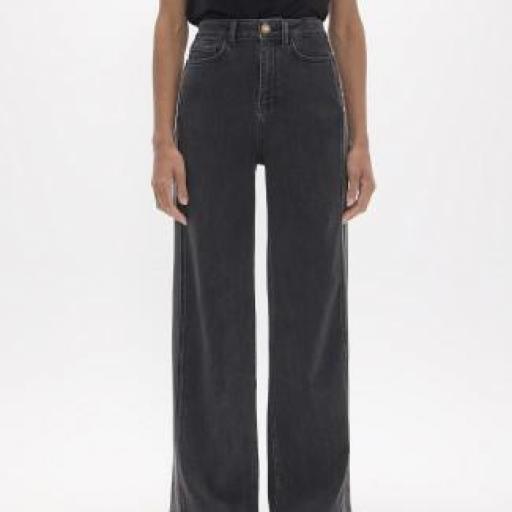 Denim negro con tachas en los laterales [1]