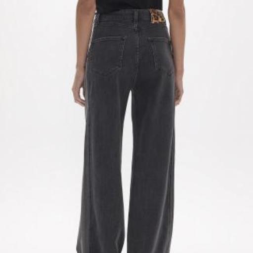 Denim negro con tachas en los laterales [2]