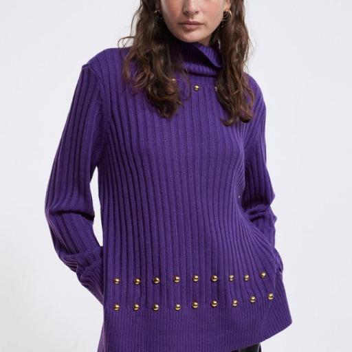 Jersey cuello alto violeta con tachas