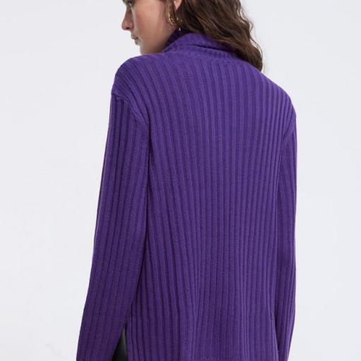 Jersey cuello alto violeta con tachas [1]