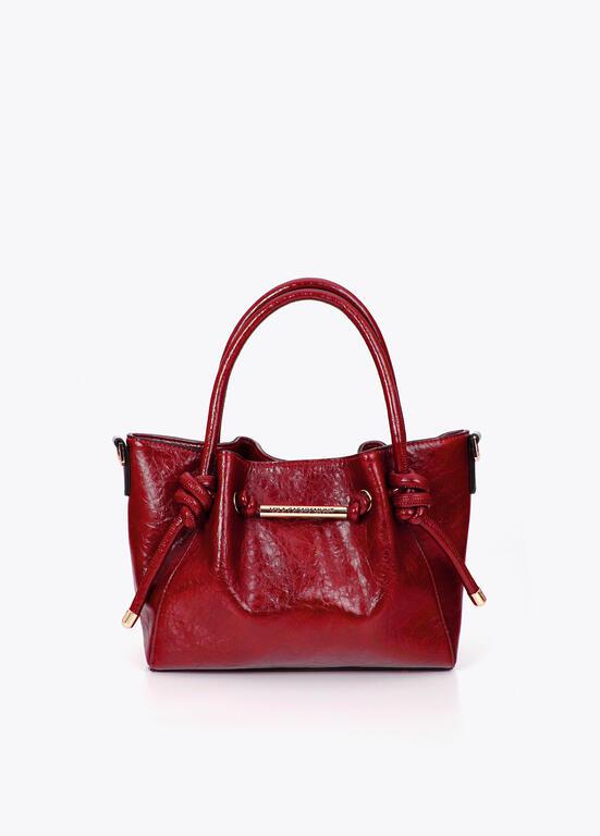 Bolso rojo con detalle dorado