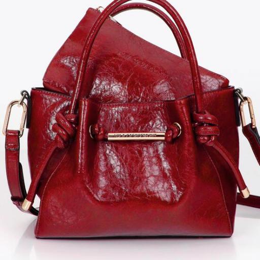Bolso rojo con detalle dorado [2]