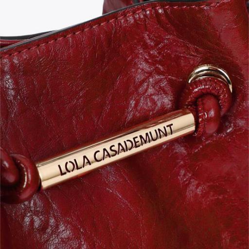 Bolso rojo con detalle dorado [1]