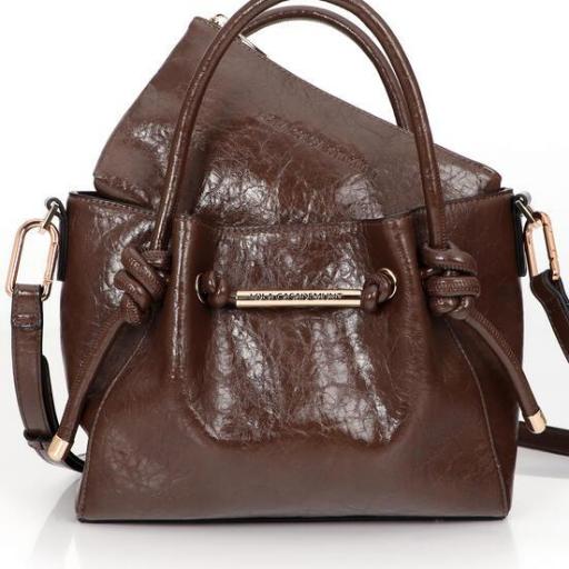Bolso marron con detalle dorado [1]