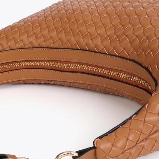 Bolso camel trenzado media luna [1]