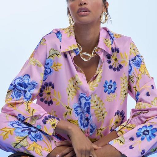 Camisa satinada oversize estampado flores [2]